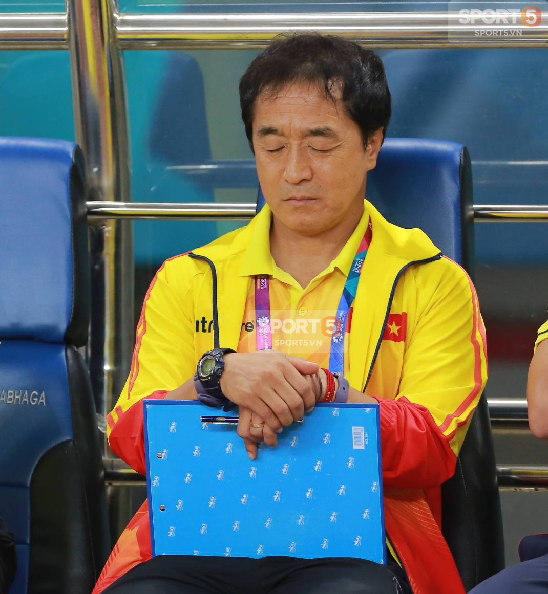 Không phải HLV Park Hang-seo, Công Phượng chạy đến ôm người đàn ông này khi ghi bàn mang về chiến thắng cho Olympic Việt Nam - Ảnh 4.