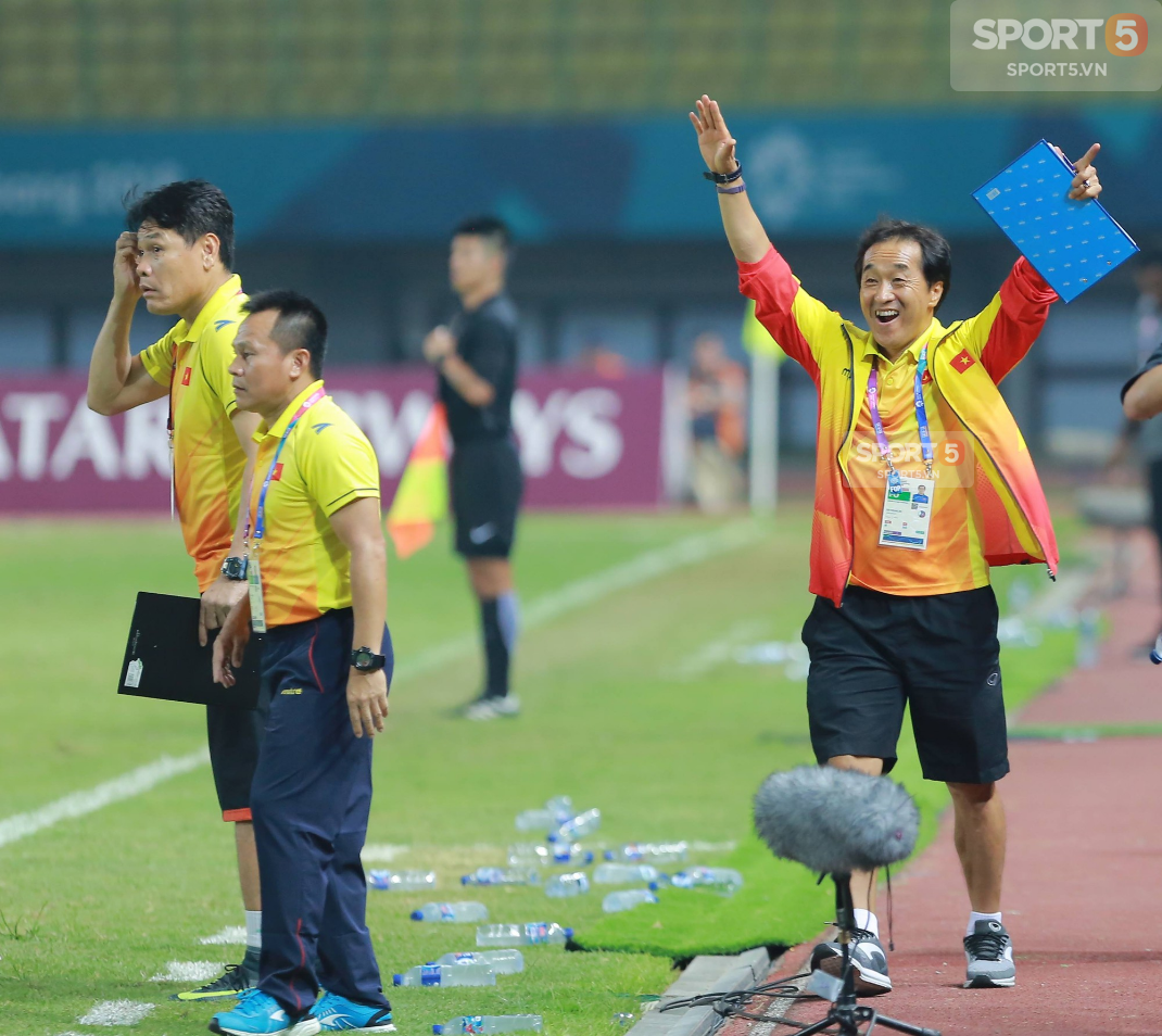 Không phải HLV Park Hang-seo, Công Phượng chạy đến ôm người đàn ông này khi ghi bàn mang về chiến thắng cho Olympic Việt Nam - Ảnh 9.