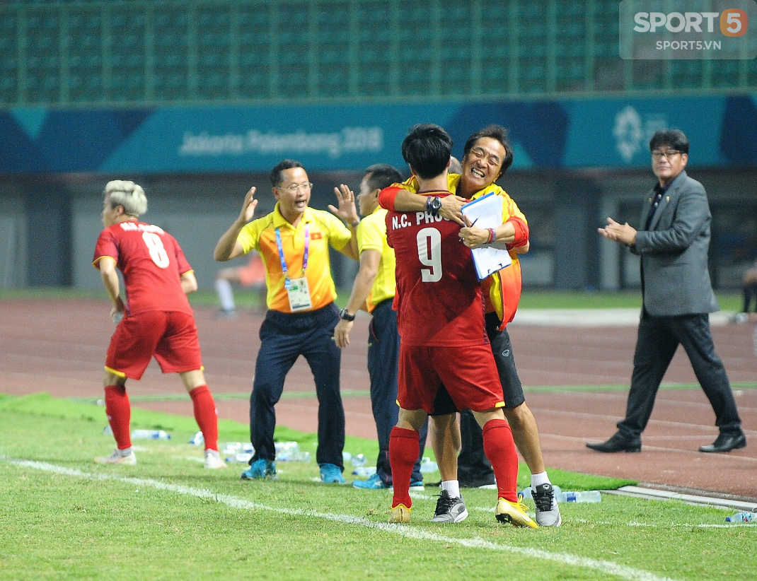 Không phải HLV Park Hang-seo, Công Phượng chạy đến ôm người đàn ông này khi ghi bàn mang về chiến thắng cho Olympic Việt Nam - Ảnh 2.