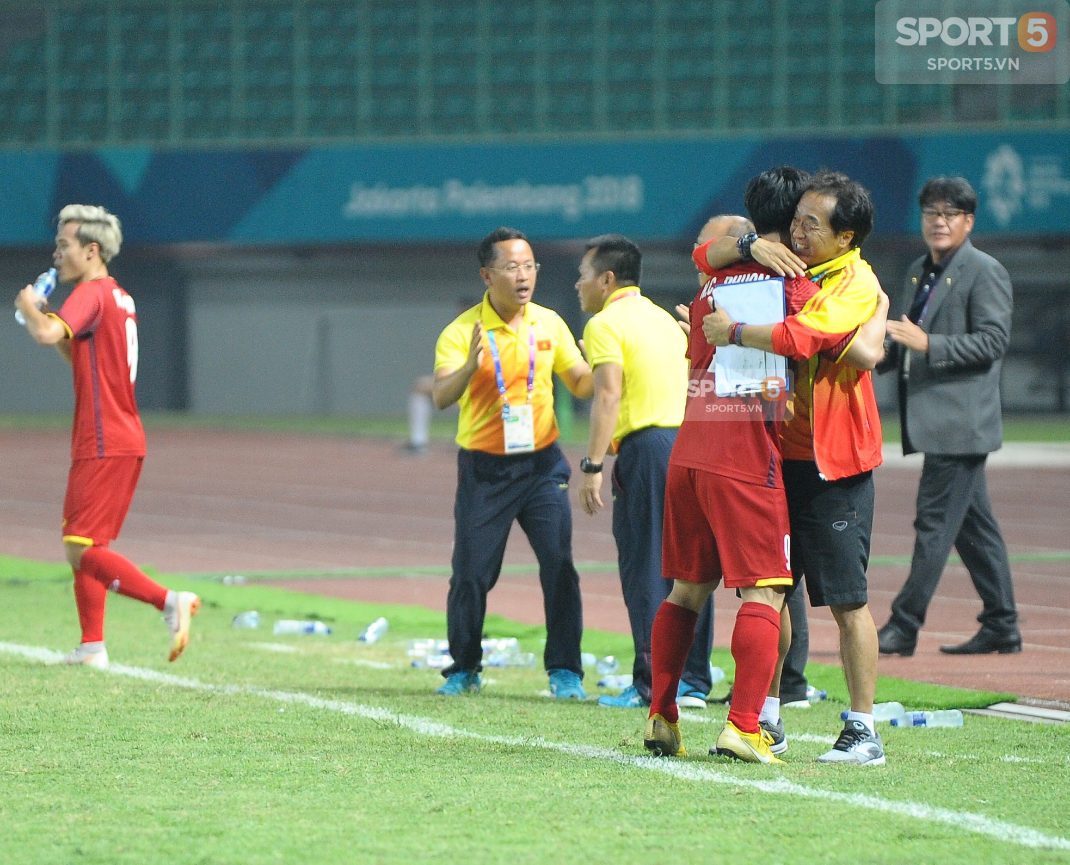 Không phải HLV Park Hang-seo, Công Phượng chạy đến ôm người đàn ông này khi ghi bàn mang về chiến thắng cho Olympic Việt Nam - Ảnh 3.