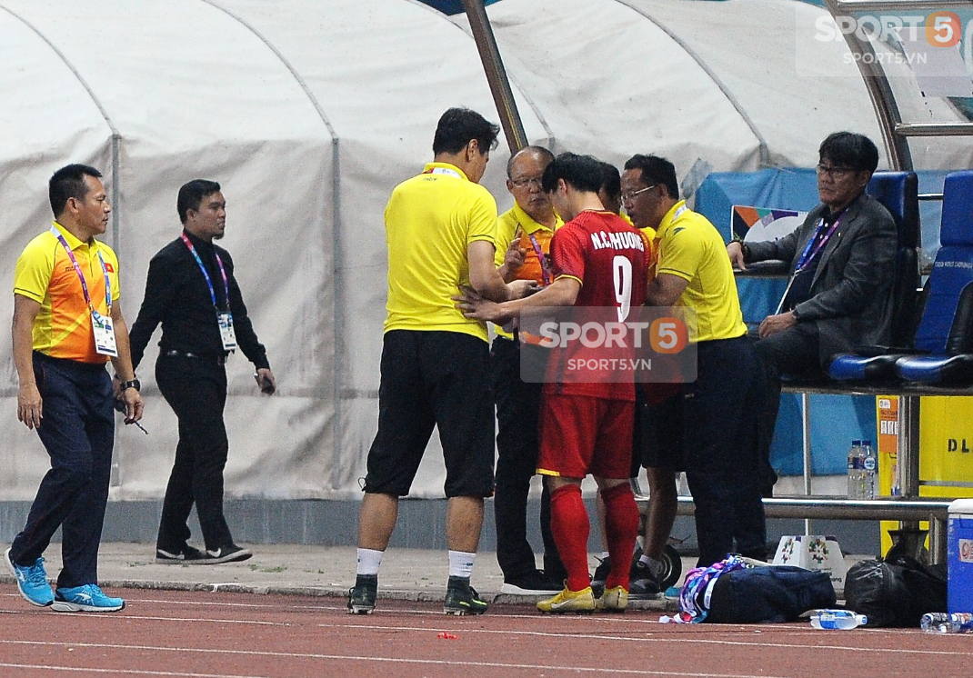 Không phải HLV Park Hang-seo, Công Phượng chạy đến ôm người đàn ông này khi ghi bàn mang về chiến thắng cho Olympic Việt Nam - Ảnh 8.