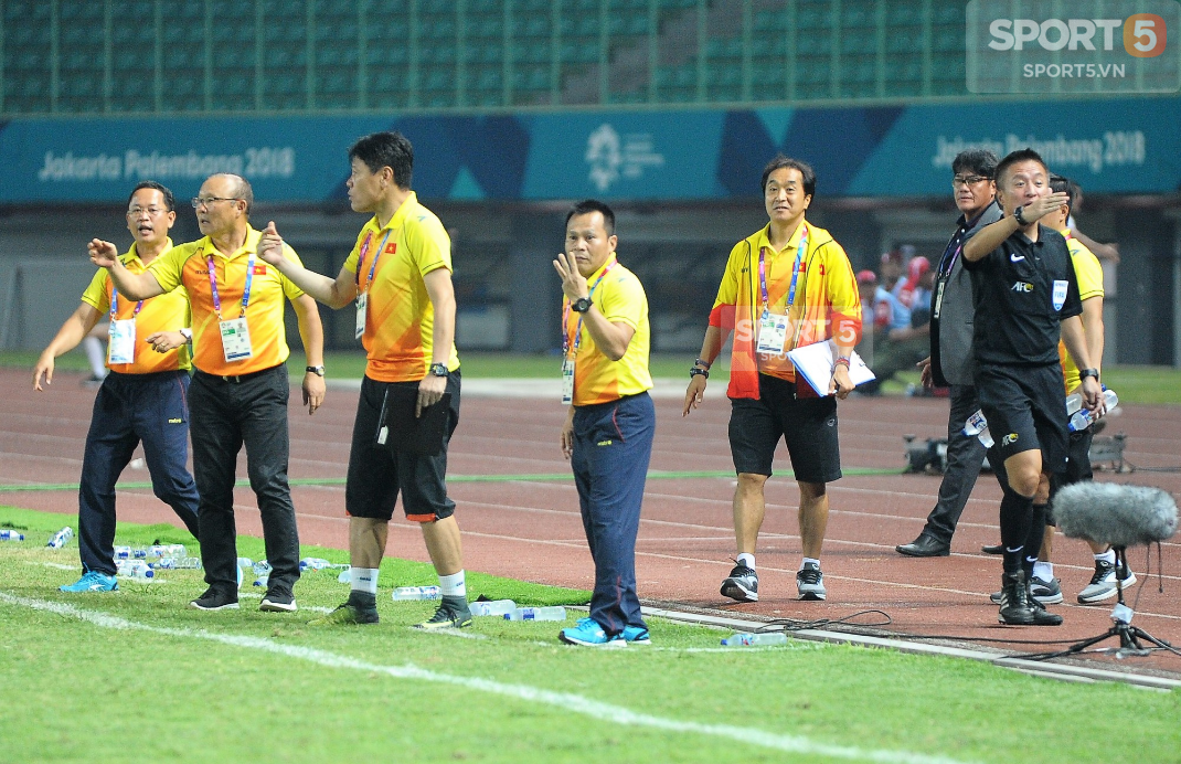Không phải HLV Park Hang-seo, Công Phượng chạy đến ôm người đàn ông này khi ghi bàn mang về chiến thắng cho Olympic Việt Nam - Ảnh 5.