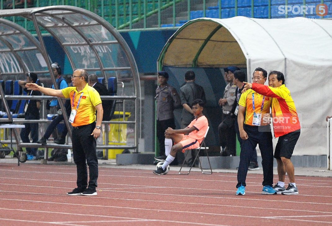 Không phải HLV Park Hang-seo, Công Phượng chạy đến ôm người đàn ông này khi ghi bàn mang về chiến thắng cho Olympic Việt Nam - Ảnh 6.