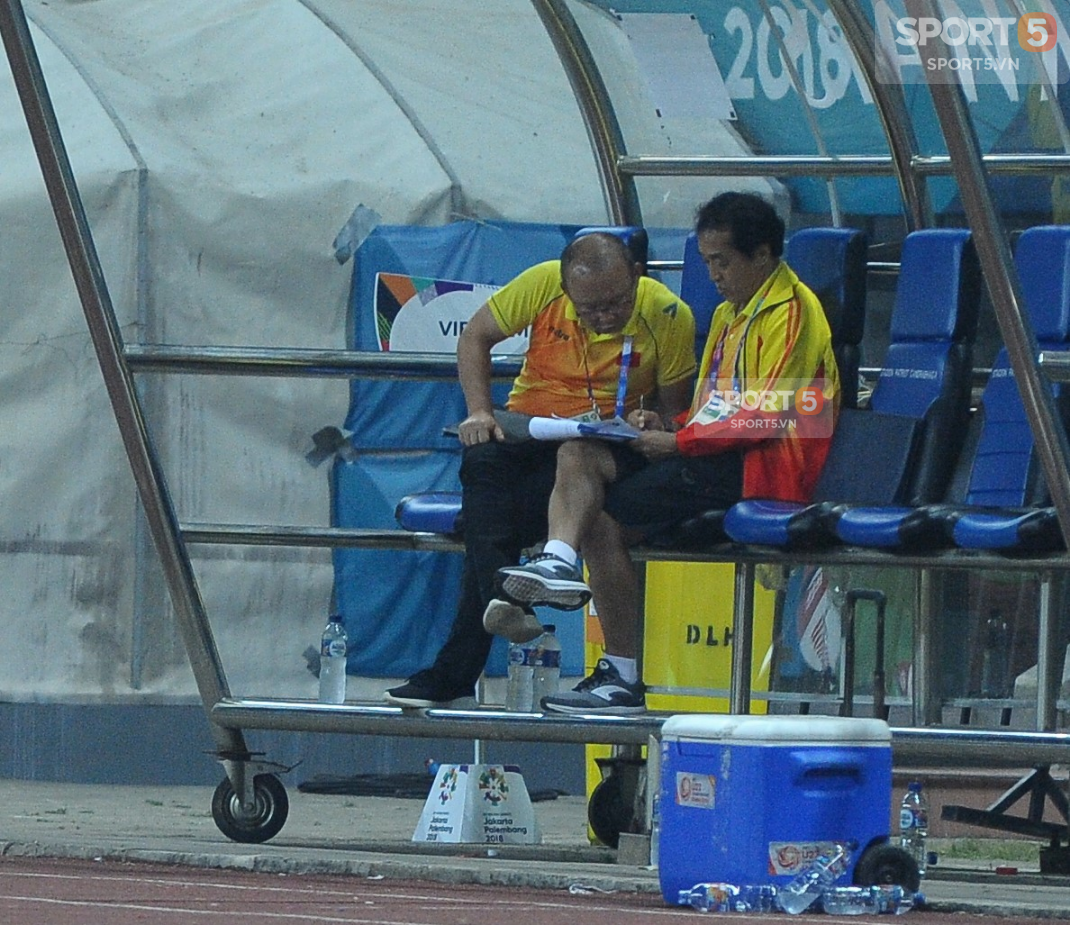 Không phải HLV Park Hang-seo, Công Phượng chạy đến ôm người đàn ông này khi ghi bàn mang về chiến thắng cho Olympic Việt Nam - Ảnh 7.