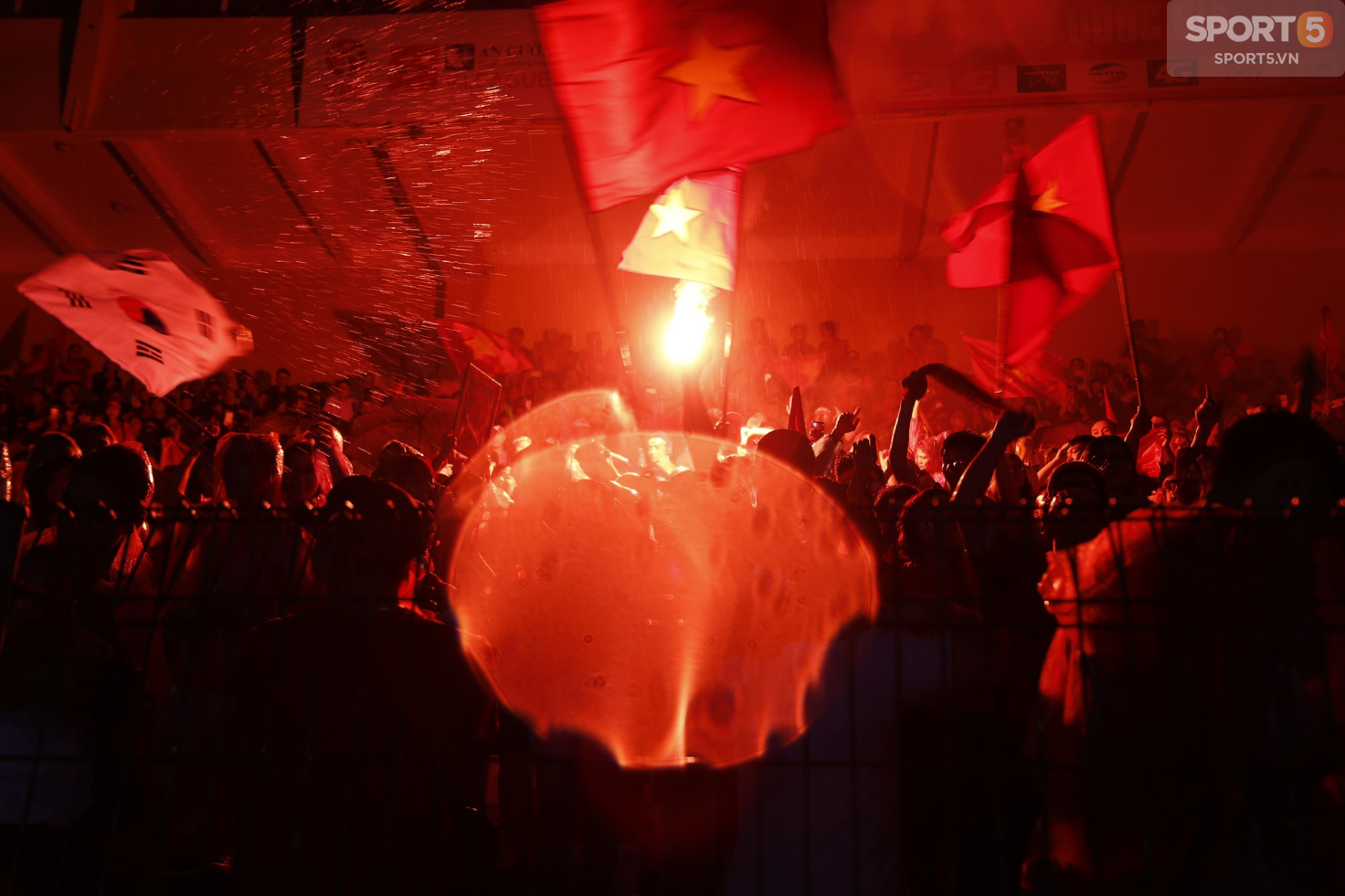 Từ Hàng Đẫy đến Bờ Hồ, cả Hà Nội chìm trong lửa đỏ ăn mừng chiến thắng của Olympic Việt Nam - Ảnh 3.