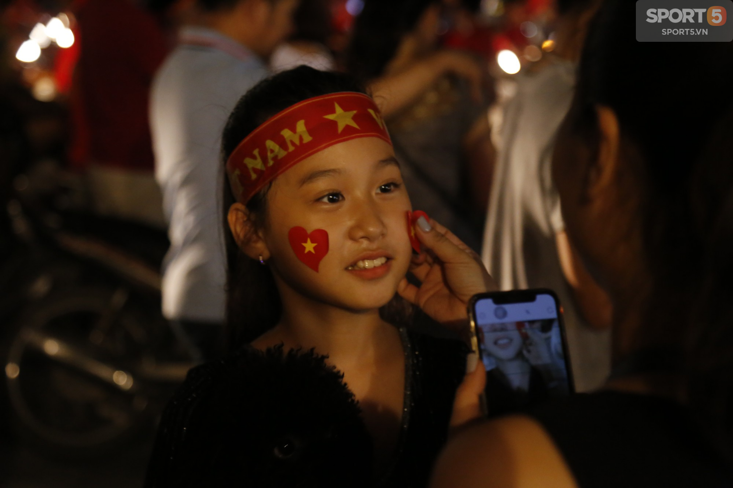 Từ Hàng Đẫy đến Bờ Hồ, cả Hà Nội chìm trong lửa đỏ ăn mừng chiến thắng của Olympic Việt Nam - Ảnh 23.