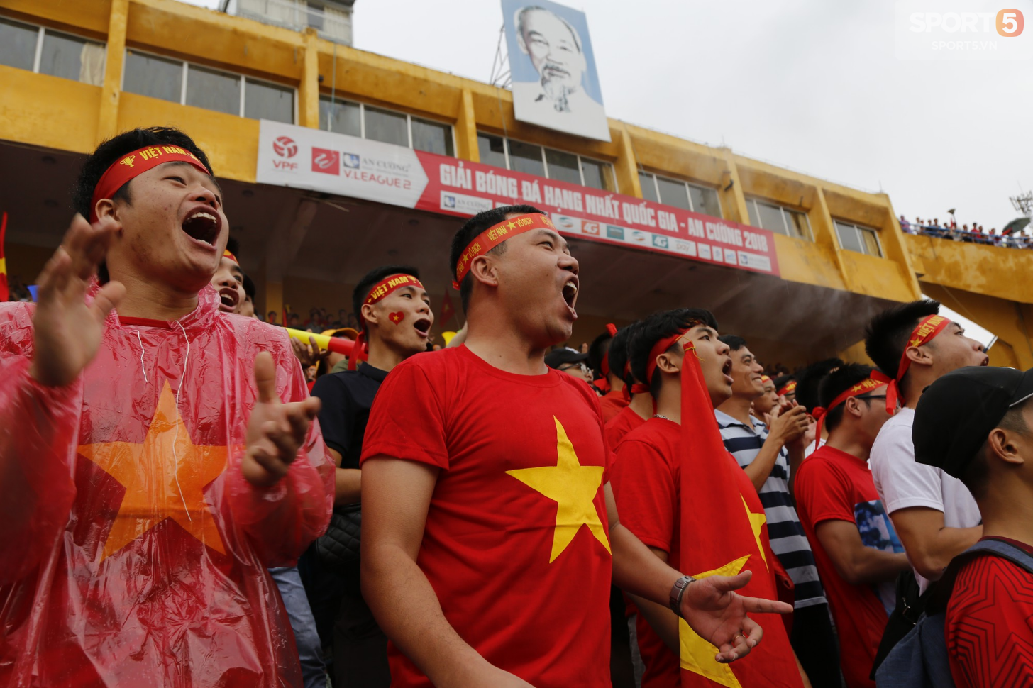 Mặc kệ thắng thua, mưa gió, người hâm mộ vẫn cháy hết mình vì một Olympic Việt Nam bất khuất - Ảnh 4.