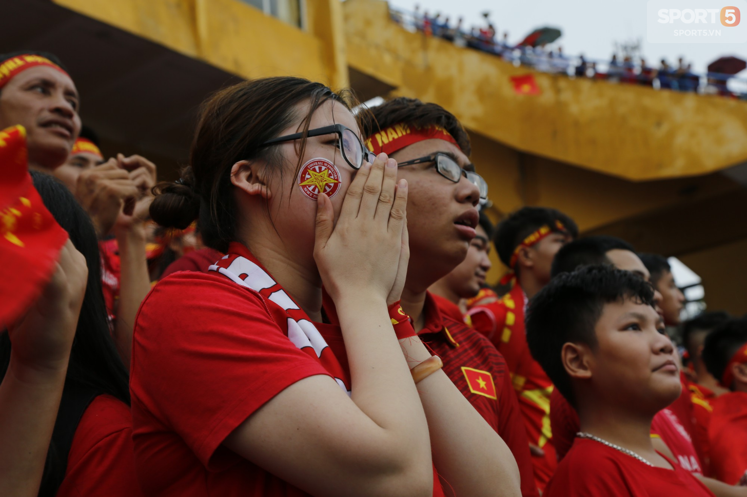 Mặc kệ thắng thua, mưa gió, người hâm mộ vẫn cháy hết mình vì một Olympic Việt Nam bất khuất - Ảnh 5.