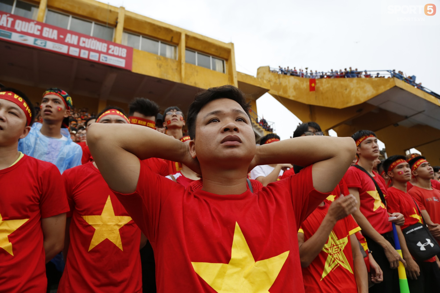 Mặc kệ thắng thua, mưa gió, người hâm mộ vẫn cháy hết mình vì một Olympic Việt Nam bất khuất - Ảnh 7.