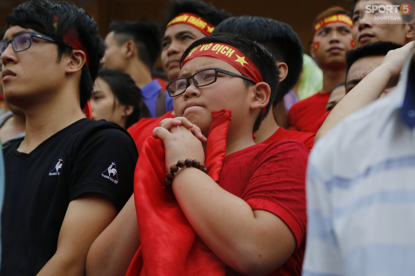Mặc kệ thắng thua, mưa gió, người hâm mộ vẫn cháy hết mình vì một Olympic Việt Nam bất khuất - Ảnh 6.