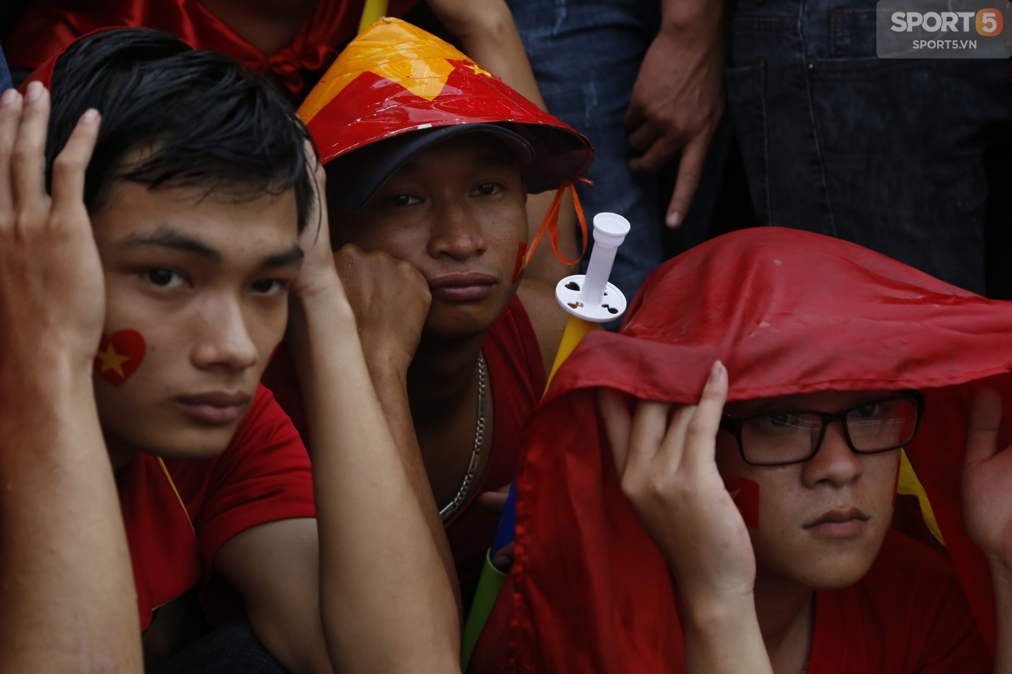 Mặc kệ thắng thua, mưa gió, người hâm mộ vẫn cháy hết mình vì một Olympic Việt Nam bất khuất - Ảnh 8.