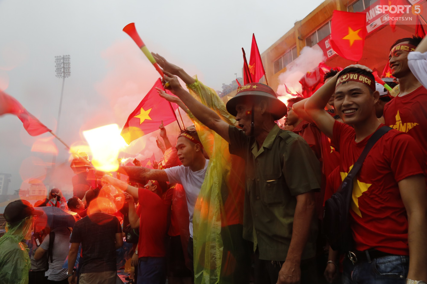 Mặc kệ thắng thua, mưa gió, người hâm mộ vẫn cháy hết mình vì một Olympic Việt Nam bất khuất - Ảnh 9.