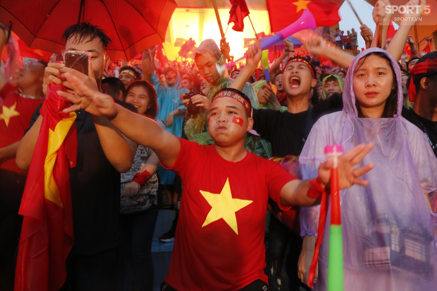 Mặc kệ thắng thua, mưa gió, người hâm mộ vẫn cháy hết mình vì một Olympic Việt Nam bất khuất - Ảnh 10.