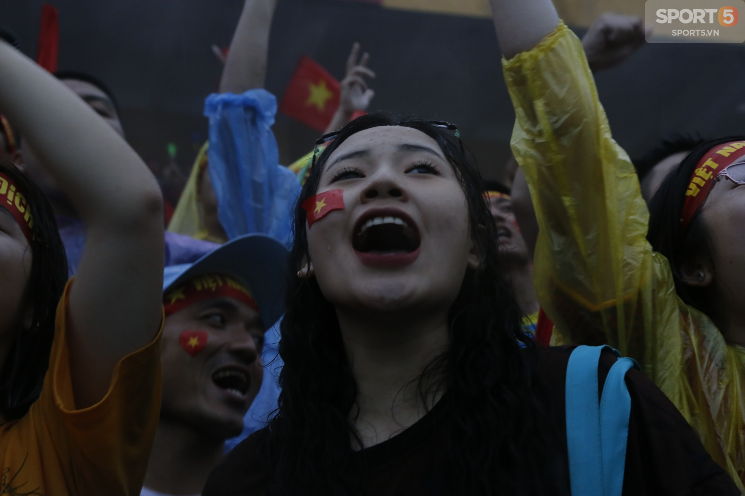 Mặc kệ thắng thua, mưa gió, người hâm mộ vẫn cháy hết mình vì một Olympic Việt Nam bất khuất - Ảnh 11.