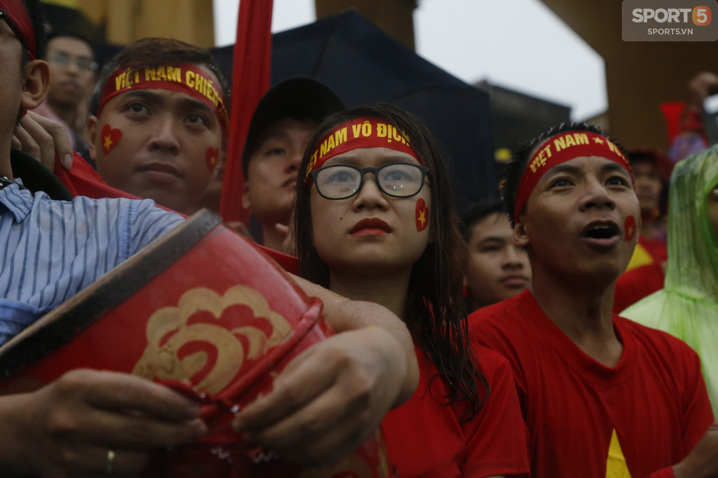 Mặc kệ thắng thua, mưa gió, người hâm mộ vẫn cháy hết mình vì một Olympic Việt Nam bất khuất - Ảnh 12.