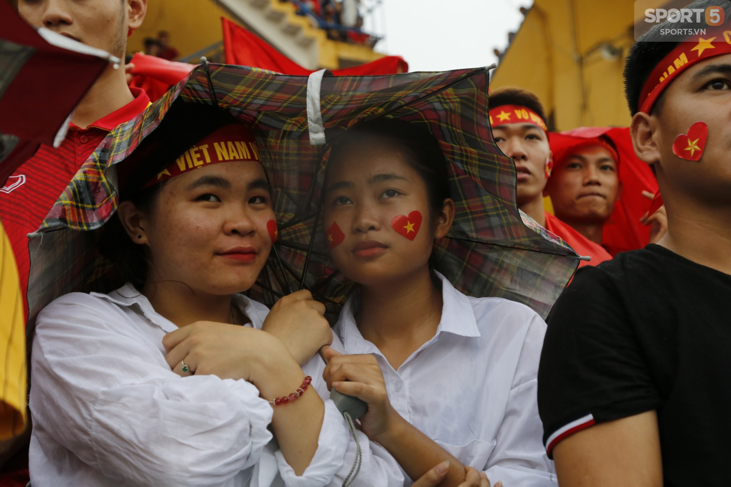 Ấm lòng hình ảnh người hâm mộ Việt Nam đội mưa tới giây cuối cùng dù đội nhà thất bại - Ảnh 3.