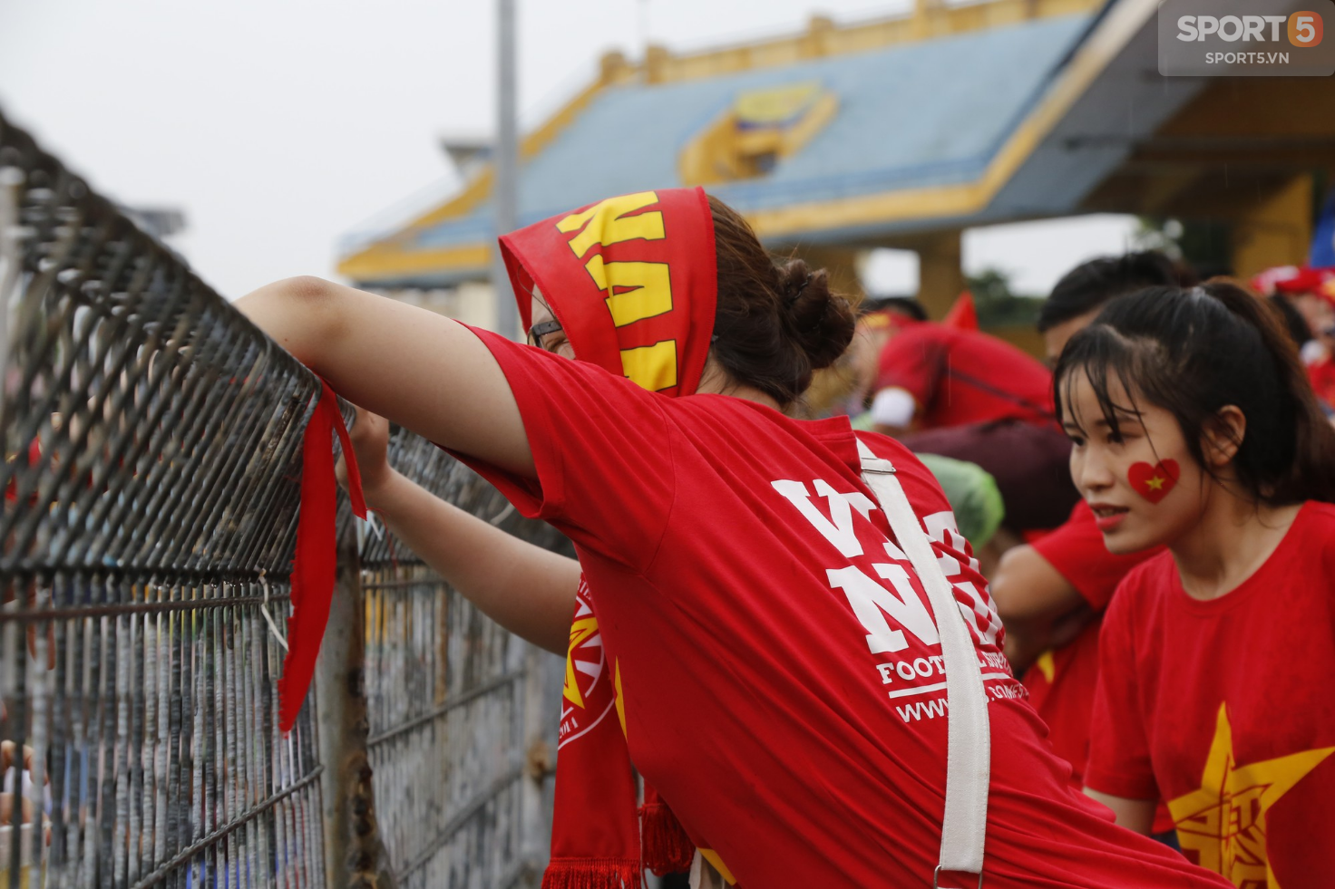 Ấm lòng hình ảnh người hâm mộ Việt Nam đội mưa tới giây cuối cùng dù đội nhà thất bại - Ảnh 4.