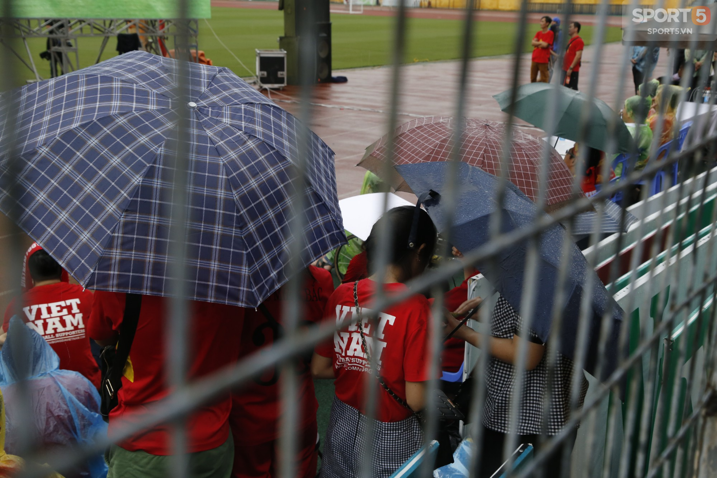 Ấm lòng hình ảnh người hâm mộ Việt Nam đội mưa tới giây cuối cùng dù đội nhà thất bại - Ảnh 5.