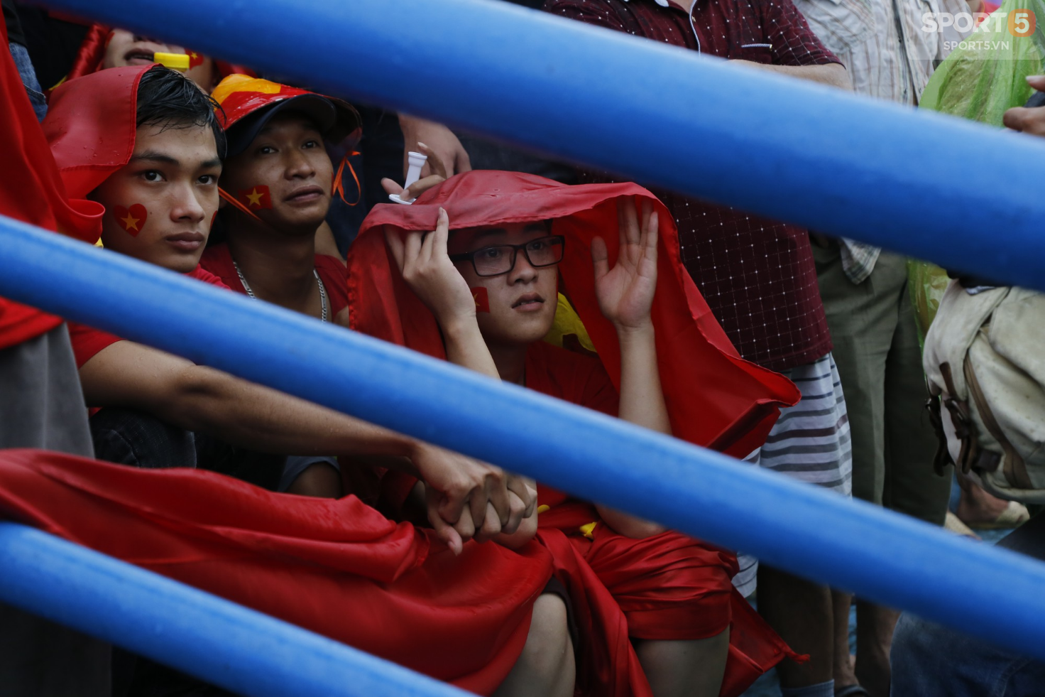 Ấm lòng hình ảnh người hâm mộ Việt Nam đội mưa tới giây cuối cùng dù đội nhà thất bại - Ảnh 6.