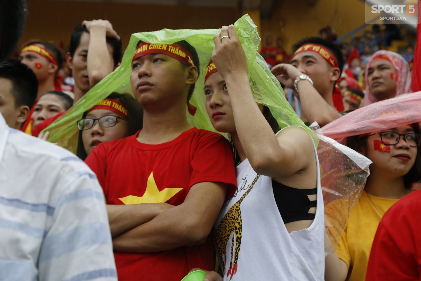 Ấm lòng hình ảnh người hâm mộ Việt Nam đội mưa tới giây cuối cùng dù đội nhà thất bại - Ảnh 7.