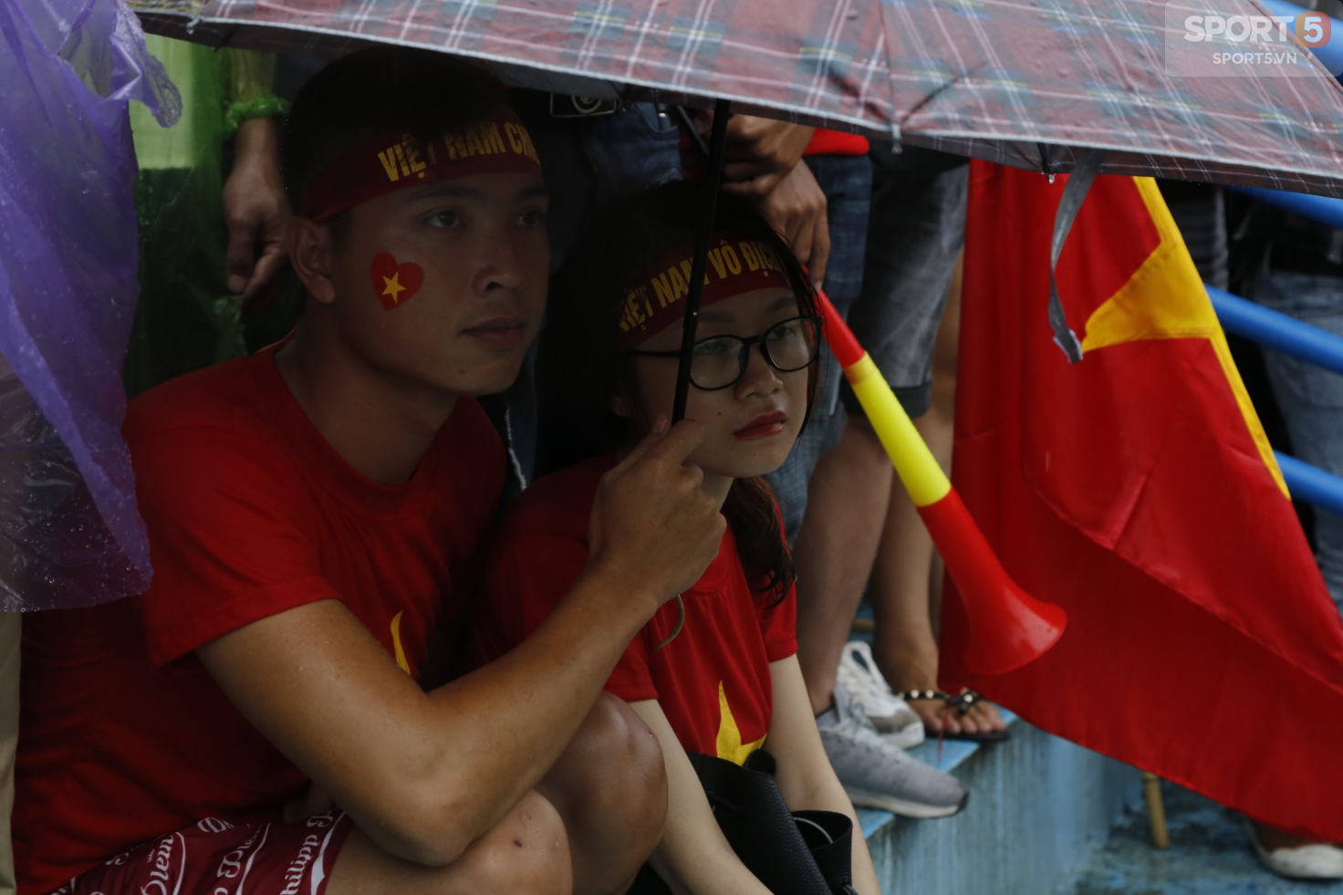 Ấm lòng hình ảnh người hâm mộ Việt Nam đội mưa tới giây cuối cùng dù đội nhà thất bại - Ảnh 8.