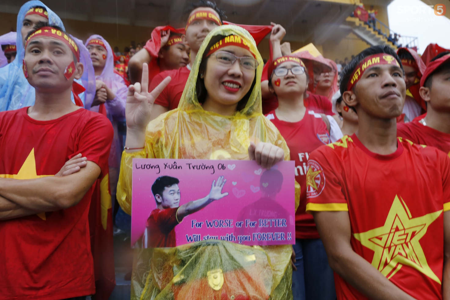 Ấm lòng hình ảnh người hâm mộ Việt Nam đội mưa tới giây cuối cùng dù đội nhà thất bại - Ảnh 10.