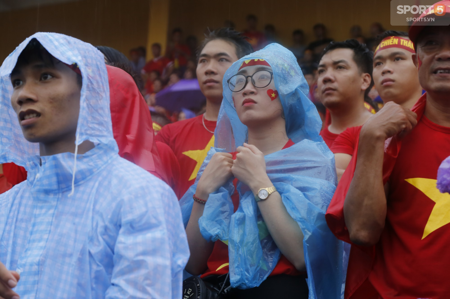 Ấm lòng hình ảnh người hâm mộ Việt Nam đội mưa tới giây cuối cùng dù đội nhà thất bại - Ảnh 11.