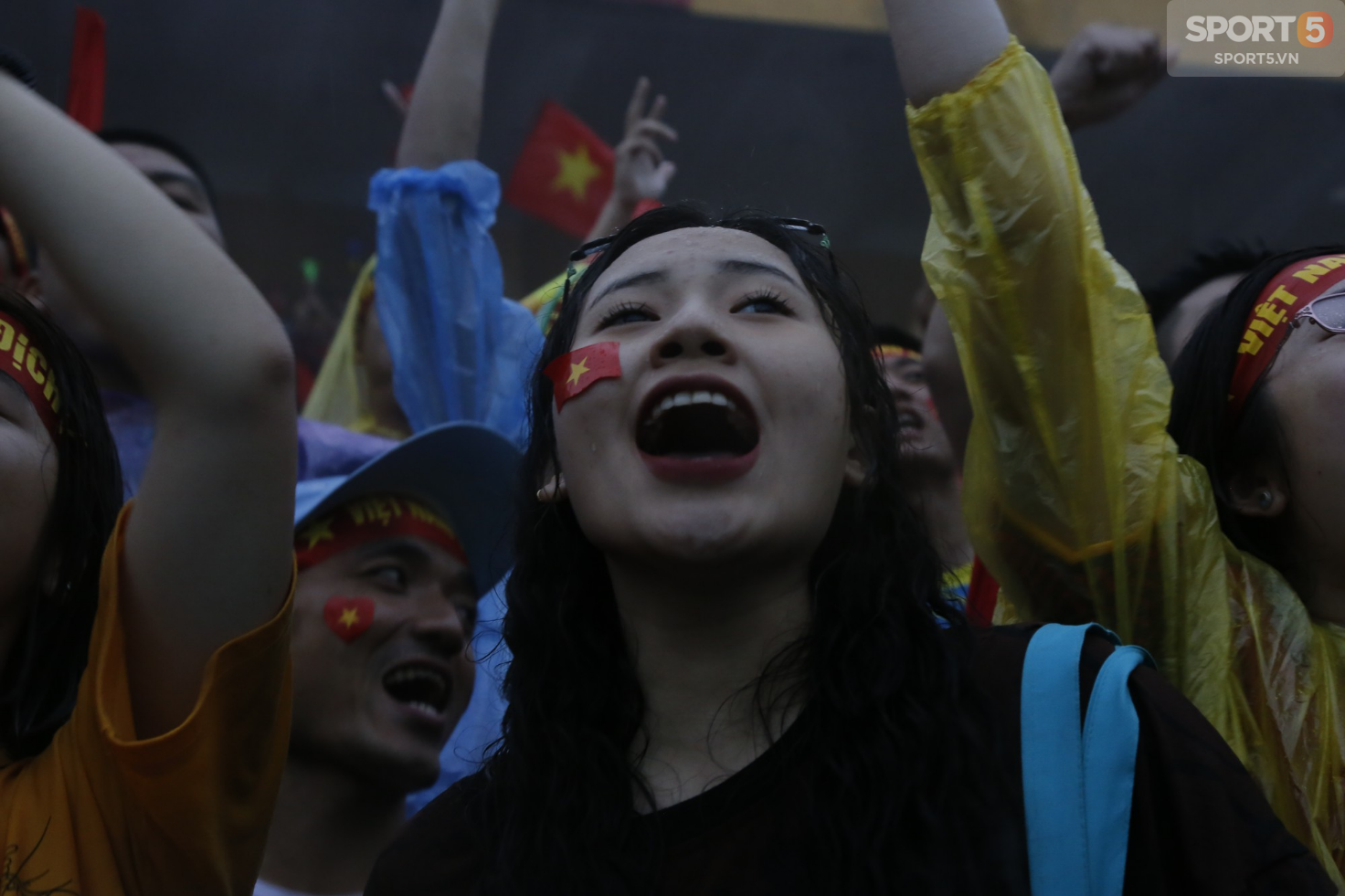 Ấm lòng hình ảnh người hâm mộ Việt Nam đội mưa tới giây cuối cùng dù đội nhà thất bại - Ảnh 13.