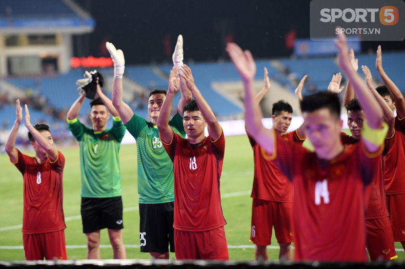 Cầu thủ U23 Việt Nam cảm ơn khán giả sau trận thắng U23 Palestine - Ảnh 5.