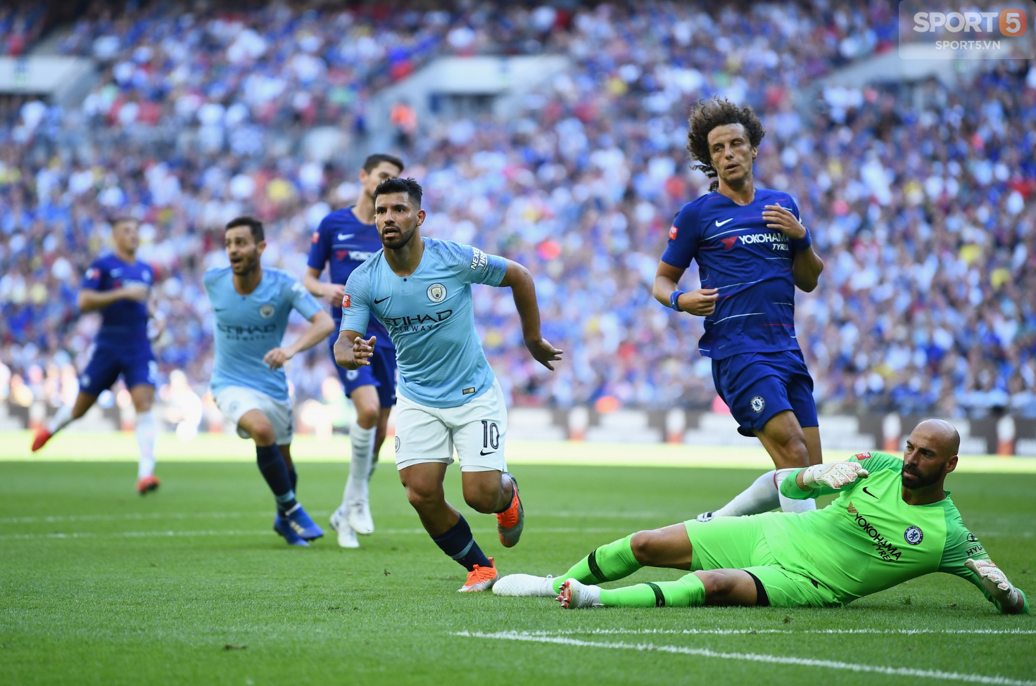 Chelsea 0-2 Man City: Aguero lập cú đúp, The Citizens có được danh hiệu đầu tiên của mùa giải - Ảnh 2.
