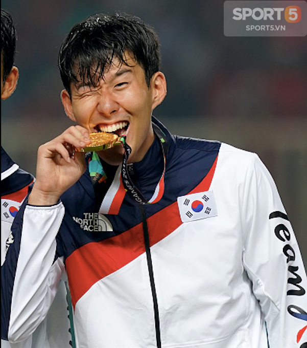 Son Heung-min cầm 2 lá cờ chạy khắp sân, nháy mắt tinh nghịch trên bục nhận HCV ASIAD - Ảnh 7.
