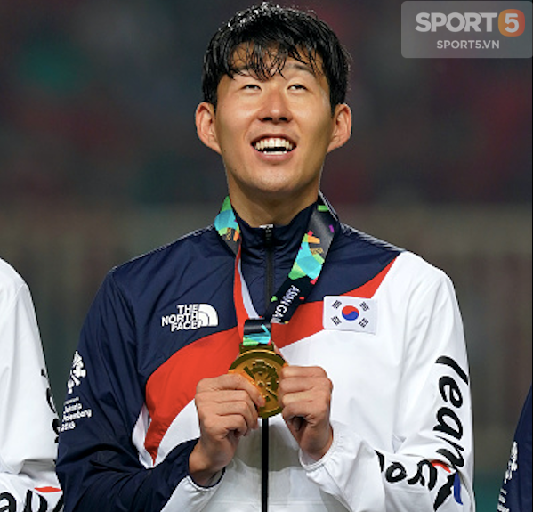 Son Heung-min cầm 2 lá cờ chạy khắp sân, nháy mắt tinh nghịch trên bục nhận HCV ASIAD - Ảnh 8.