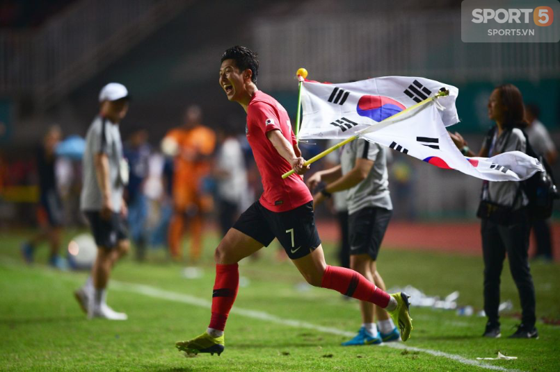 Son Heung-min cầm 2 lá cờ chạy khắp sân, nháy mắt tinh nghịch trên bục nhận HCV ASIAD - Ảnh 3.