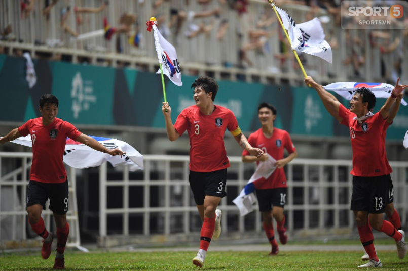Son Heung-min cầm 2 lá cờ chạy khắp sân, nháy mắt tinh nghịch trên bục nhận HCV ASIAD - Ảnh 2.