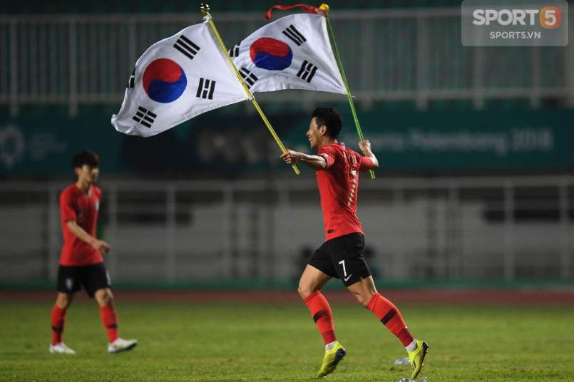Son Heung-min cầm 2 lá cờ chạy khắp sân, nháy mắt tinh nghịch trên bục nhận HCV ASIAD - Ảnh 4.