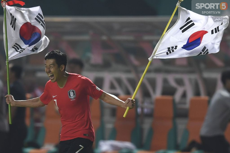 Son Heung-min cầm 2 lá cờ chạy khắp sân, nháy mắt tinh nghịch trên bục nhận HCV ASIAD - Ảnh 5.