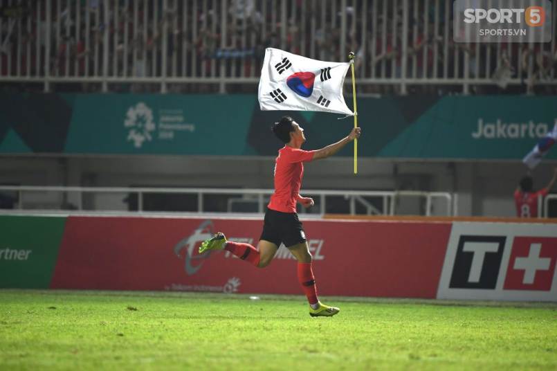 Son Heung-min cầm 2 lá cờ chạy khắp sân, nháy mắt tinh nghịch trên bục nhận HCV ASIAD - Ảnh 6.