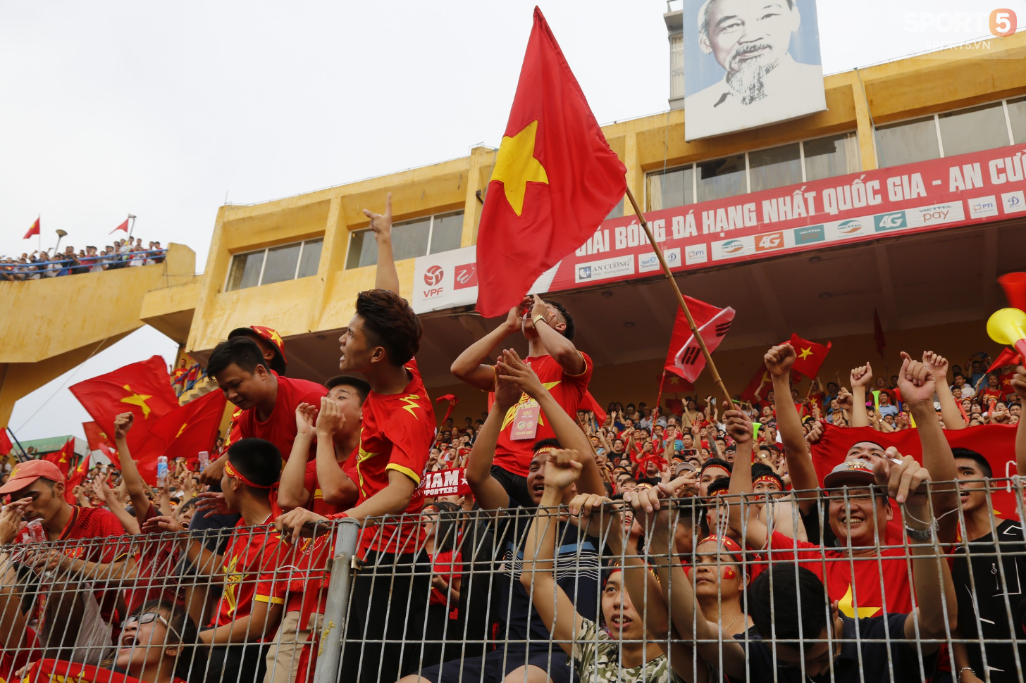 Từ cái chắp tay cầu nguyện tới khóe mắt đỏ hoe của người hâm mộ vì Olympic Việt Nam gục ngã - Ảnh 1.