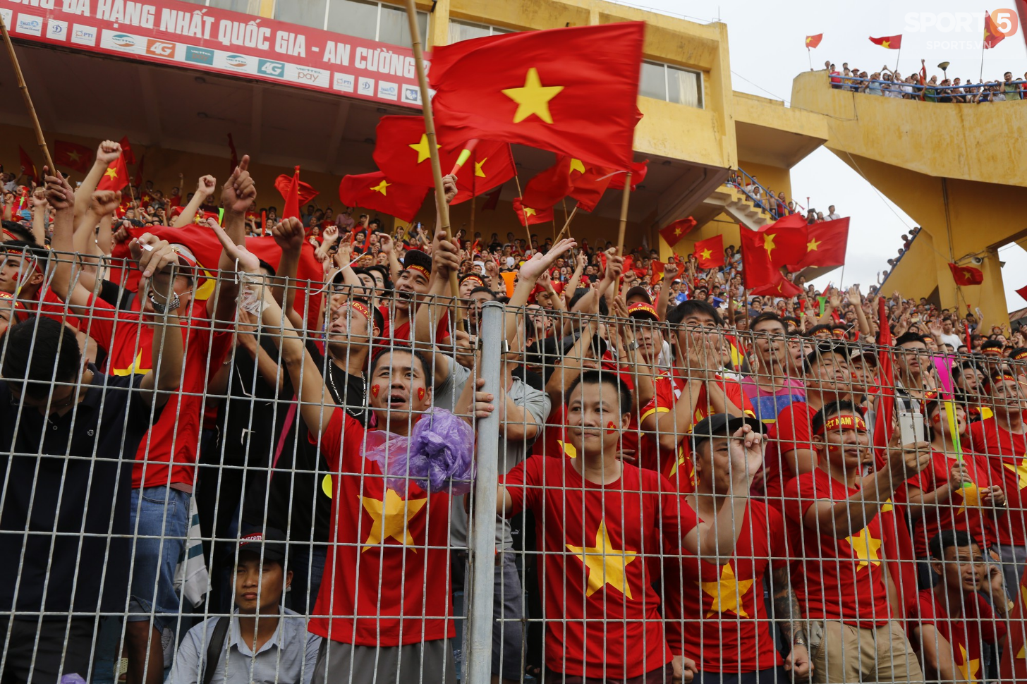 Từ cái chắp tay cầu nguyện tới khóe mắt đỏ hoe của người hâm mộ vì Olympic Việt Nam gục ngã - Ảnh 2.