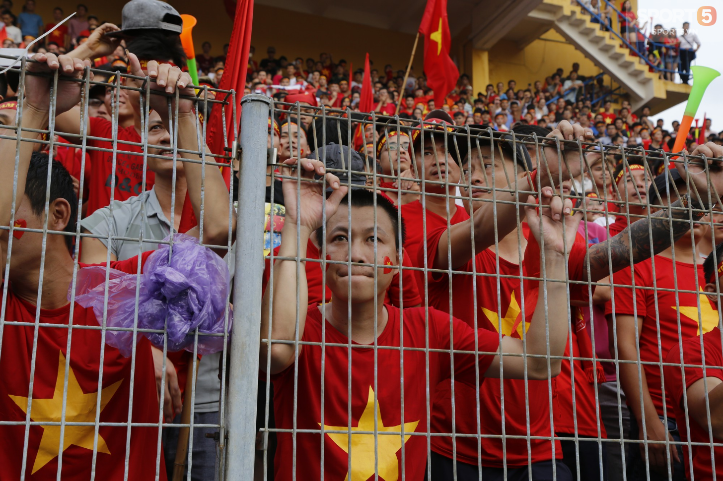 Từ cái chắp tay cầu nguyện tới khóe mắt đỏ hoe của người hâm mộ vì Olympic Việt Nam gục ngã - Ảnh 3.