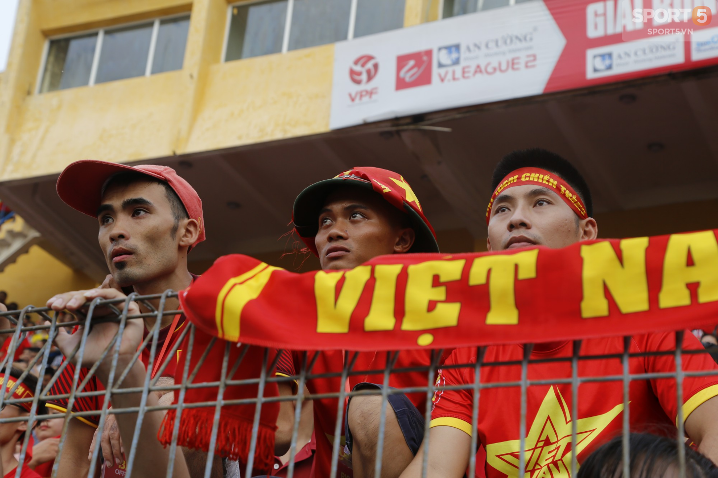 Từ cái chắp tay cầu nguyện tới khóe mắt đỏ hoe của người hâm mộ vì Olympic Việt Nam gục ngã - Ảnh 4.