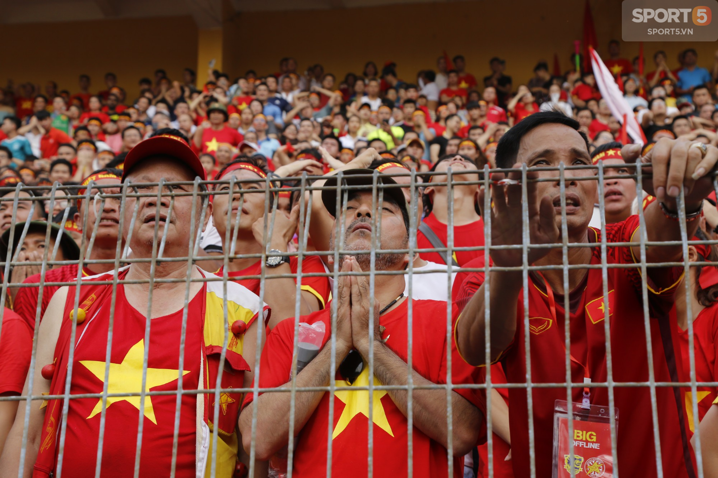 Từ cái chắp tay cầu nguyện tới khóe mắt đỏ hoe của người hâm mộ vì Olympic Việt Nam gục ngã - Ảnh 5.