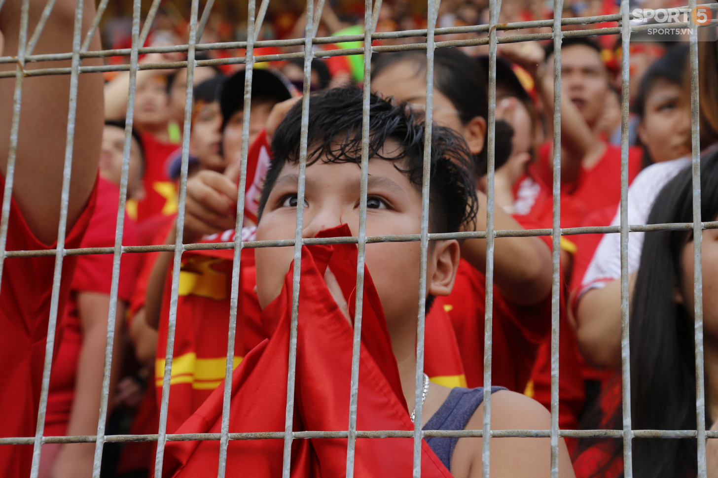 Từ cái chắp tay cầu nguyện tới khóe mắt đỏ hoe của người hâm mộ vì Olympic Việt Nam gục ngã - Ảnh 6.
