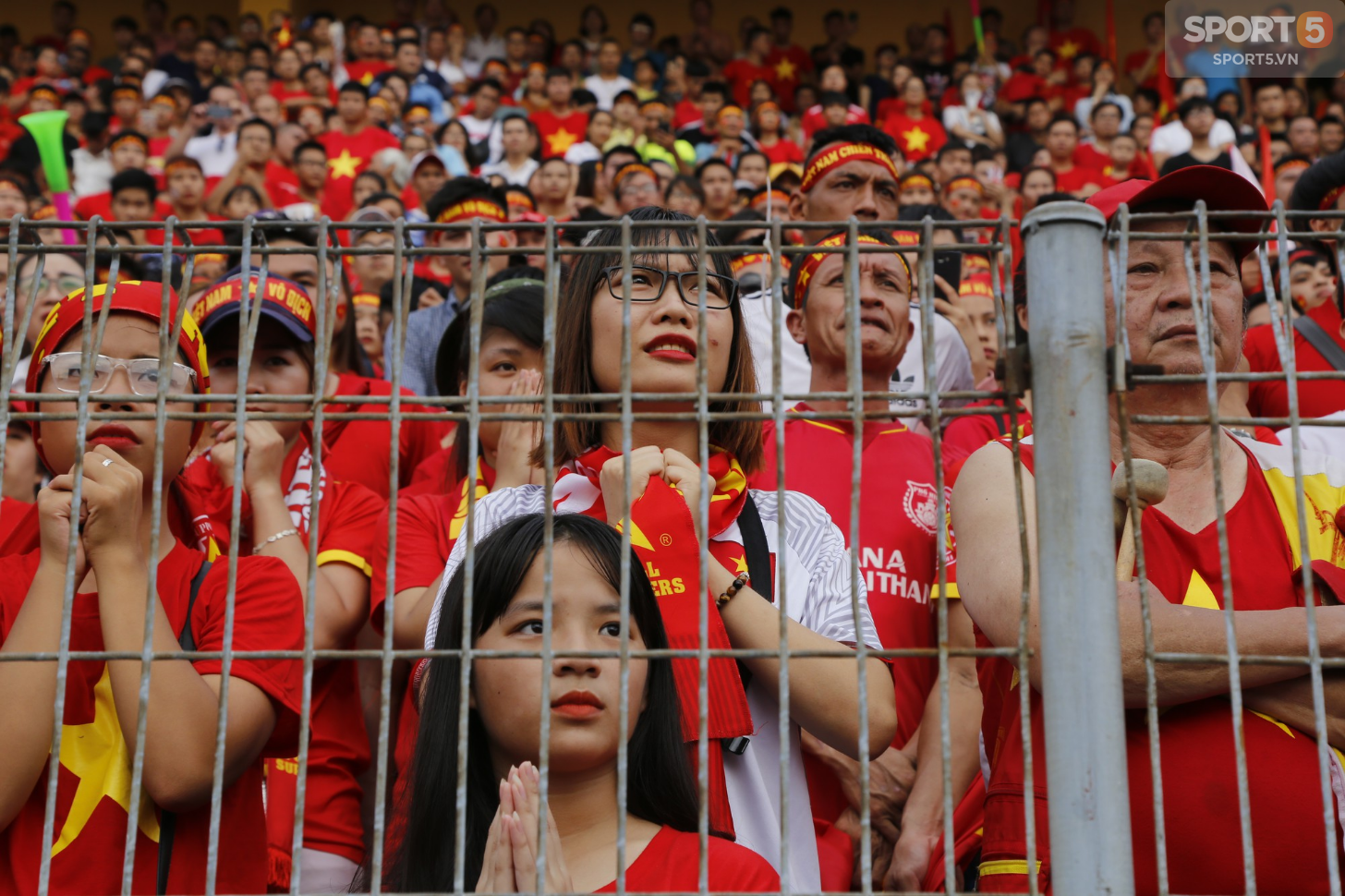 Từ cái chắp tay cầu nguyện tới khóe mắt đỏ hoe của người hâm mộ vì Olympic Việt Nam gục ngã - Ảnh 7.