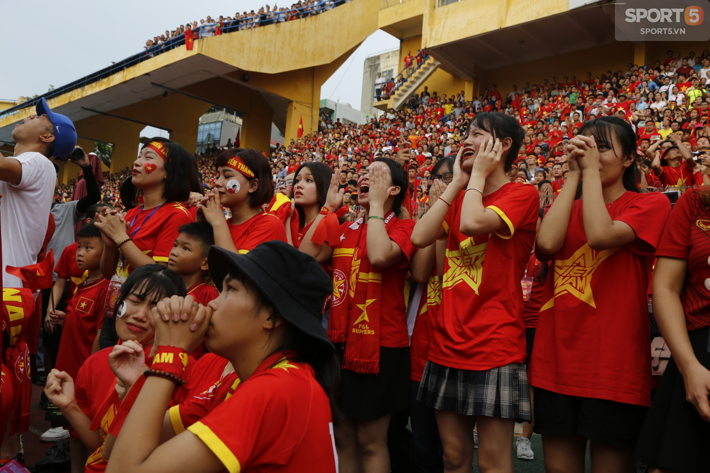 Từ cái chắp tay cầu nguyện tới khóe mắt đỏ hoe của người hâm mộ vì Olympic Việt Nam gục ngã - Ảnh 8.