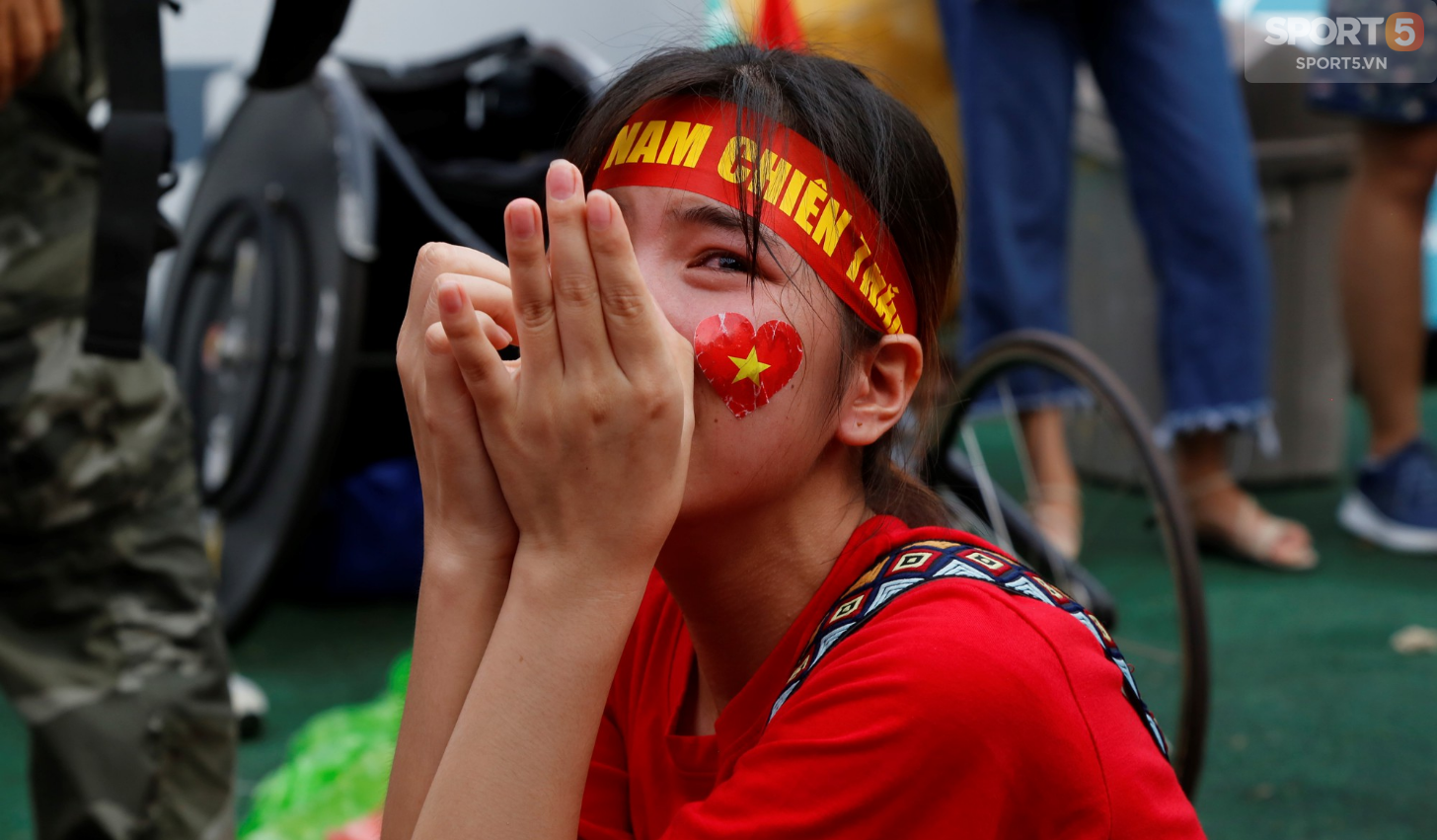 Từ cái chắp tay cầu nguyện tới khóe mắt đỏ hoe của người hâm mộ vì Olympic Việt Nam gục ngã - Ảnh 9.