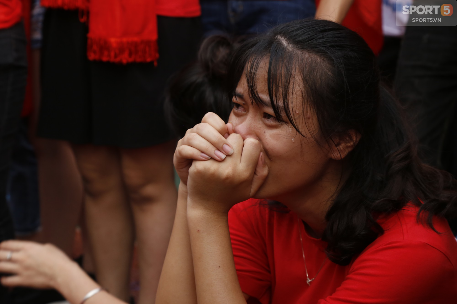 Từ cái chắp tay cầu nguyện tới khóe mắt đỏ hoe của người hâm mộ vì Olympic Việt Nam gục ngã - Ảnh 10.