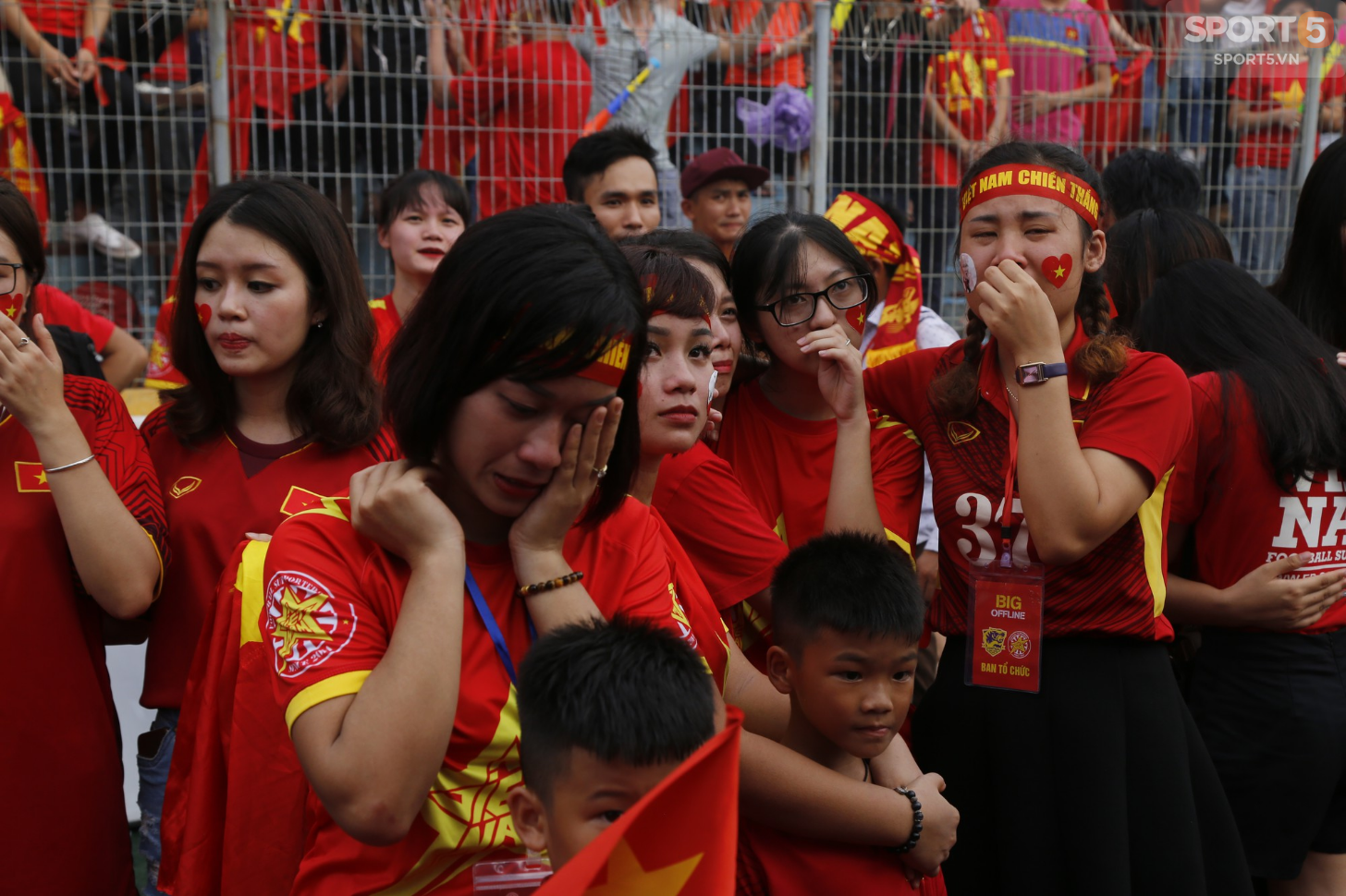 Từ cái chắp tay cầu nguyện tới khóe mắt đỏ hoe của người hâm mộ vì Olympic Việt Nam gục ngã - Ảnh 12.