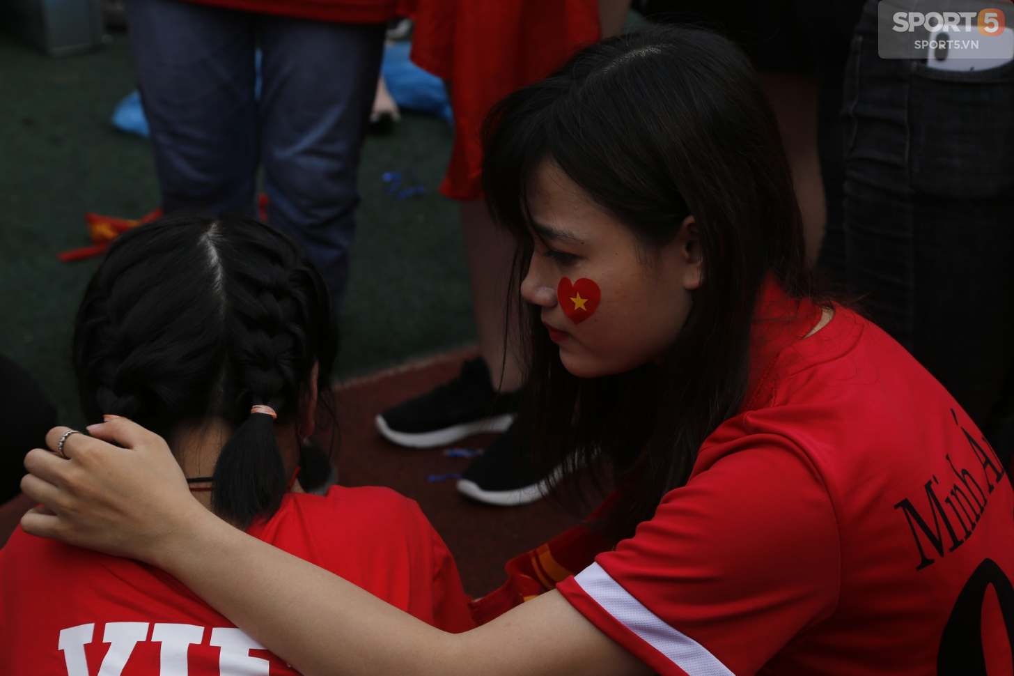 Từ cái chắp tay cầu nguyện tới khóe mắt đỏ hoe của người hâm mộ vì Olympic Việt Nam gục ngã - Ảnh 14.
