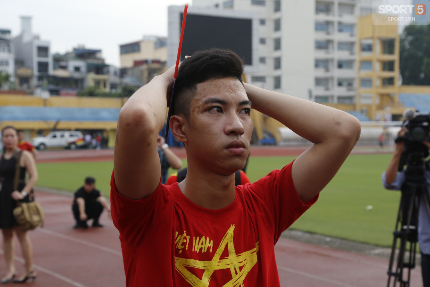 Từ cái chắp tay cầu nguyện tới khóe mắt đỏ hoe của người hâm mộ vì Olympic Việt Nam gục ngã - Ảnh 13.